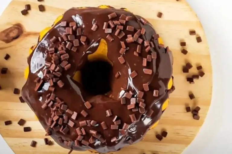 Rosquinha de cenoura com calda de brigadeiro