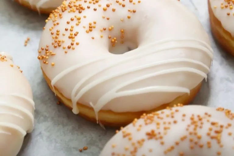 Rosquinha de leite ninho com cobertura de chocolate branco